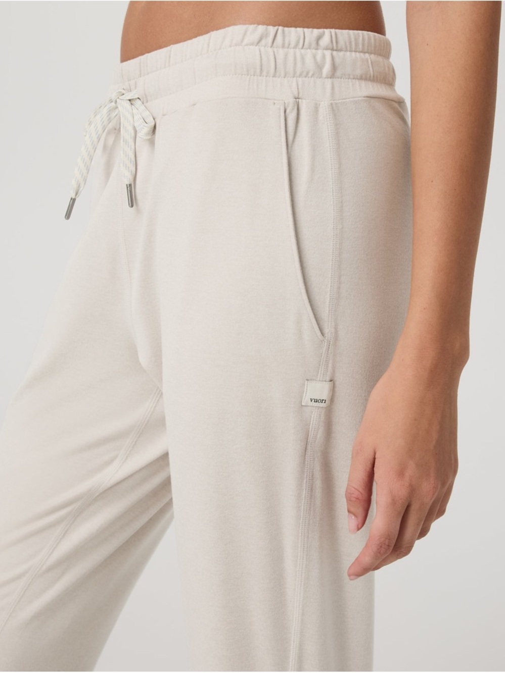 🆕 NWT Vuori Lightweight Performance Jogger Ecru Heather Cream Athleisure Lounge